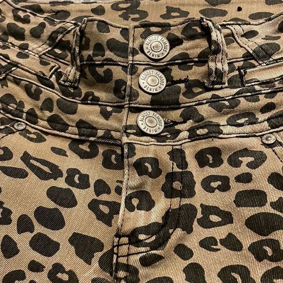 Almost Famous Mid rise stretch skinny leopard print cotton spandex denim… - Picture 4 of 9